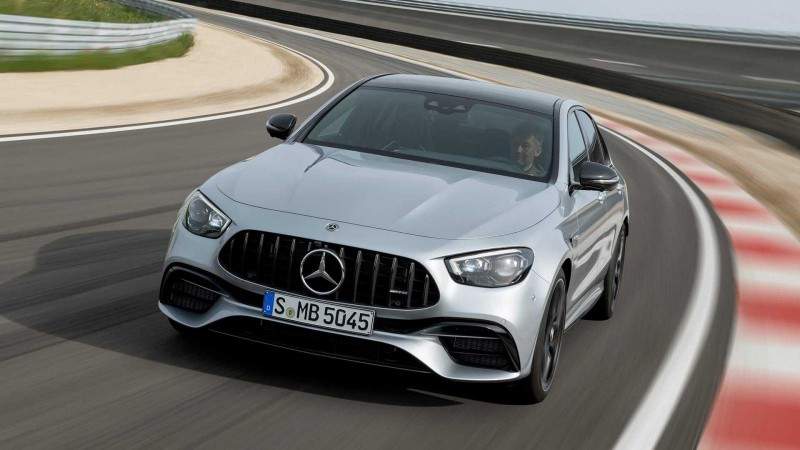 Siêu xe Mercedes-AMG E63 S 2021 ra mắt dáng vẻ mới mẻ, úp mở giá xe 2,5 tỷ đồng.