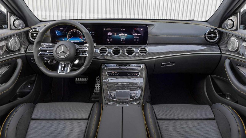 Mercedes-AMG E63 S 2021 nâng tầm thần thái với trang bị đỉnh cao.