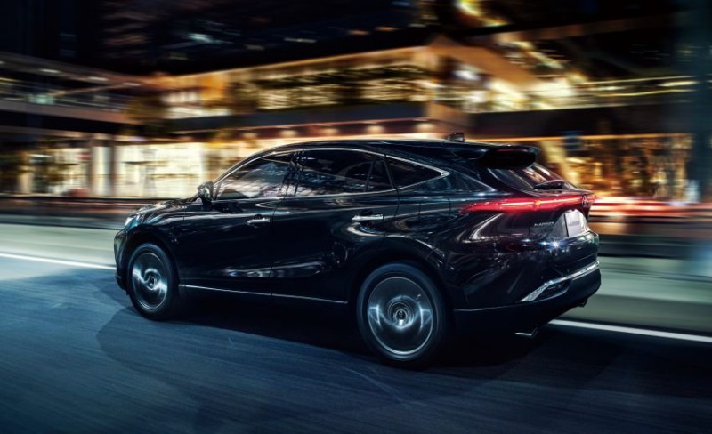 Toyota Harrier 2021 sang trọng và năng động.