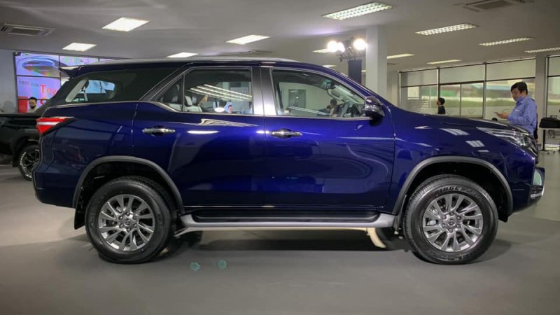 Thân xe Toyota Fortuner 2021.