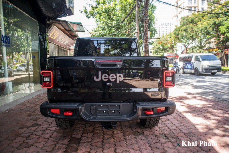 Ảnh chính diện đuôi xe Jeep Gladiator Launch Edition 2020