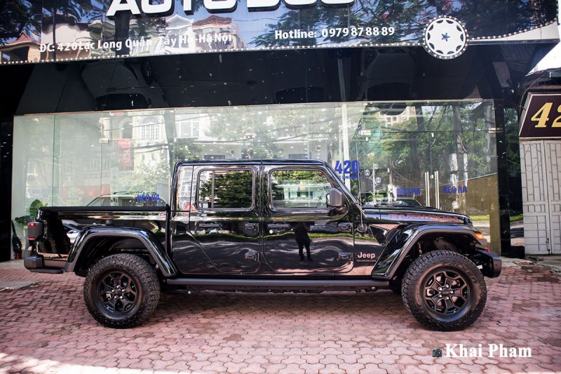 Ảnh chính diện thân xe Jeep Gladiator Launch Edition 2020