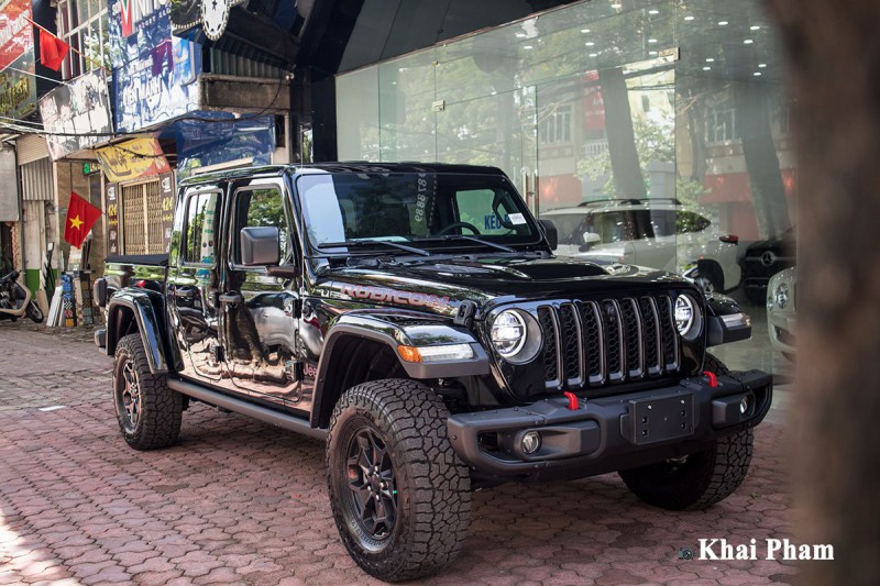 Ảnh trước đầu xe Jeep Gladiator Launch Edition 2020 trái