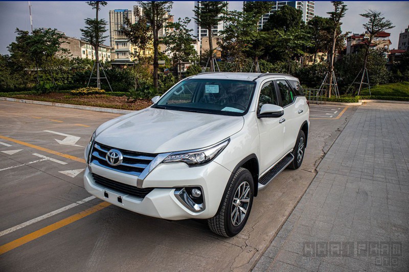 Toyota Fortuner đương thời vẫn còn hầm hố nhưng thiếu vẻ tươi mới của bản facelift.