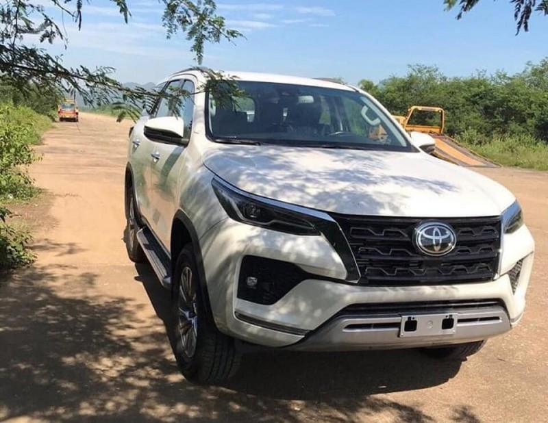 Toyota Fortuner 2021 bất ngờ xuất hiện tại Việt Nam...