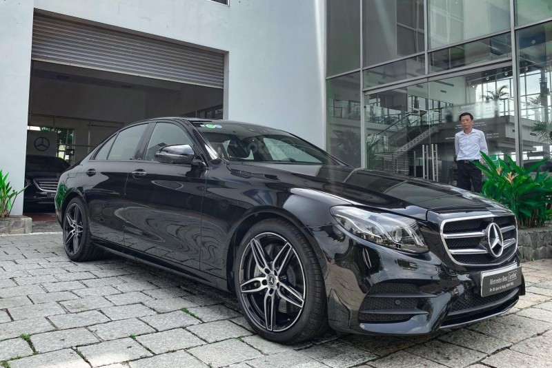 Chiếc Mercedes-Benz E300 AMG hàng trưng bày model 2020 được rao bán 2,719 tỷ đồng 1