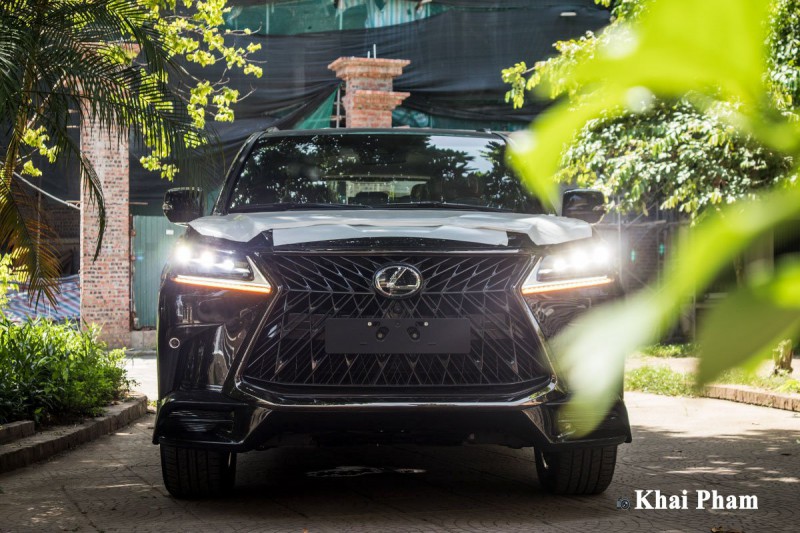 Ảnh chính diện đầu xe Lexus LX 570 Super Sport Black Edition 2020