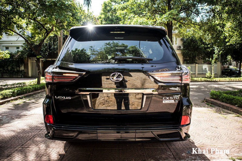 Ảnh chính diện đuôi xe Lexus LX 570 Super Sport Black Edition 2020