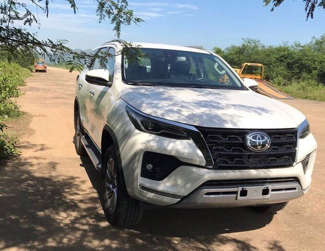 Toyota Fortuner 2021 bản tiêu chuẩn.