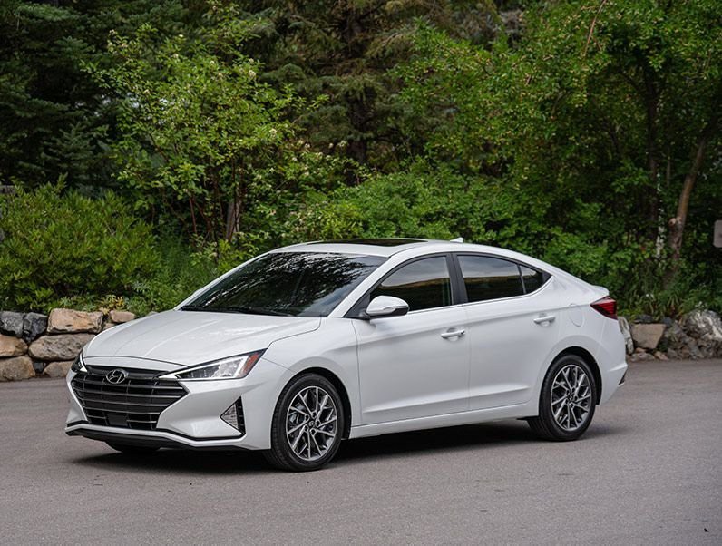 Hyundai Elantra trang bị giám sát điểm mù tăng tính cạnh tranh.