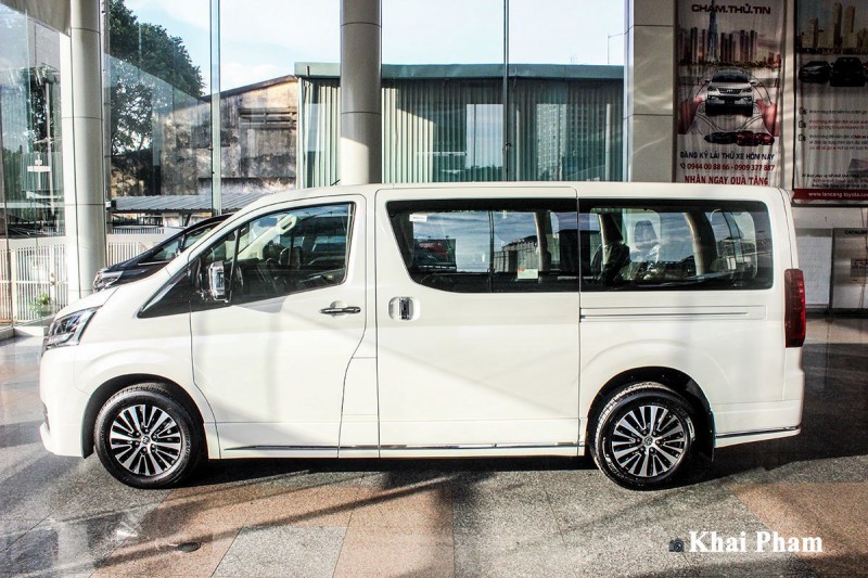 Ảnh chính diện thân xe Toyota Granvia 2020.