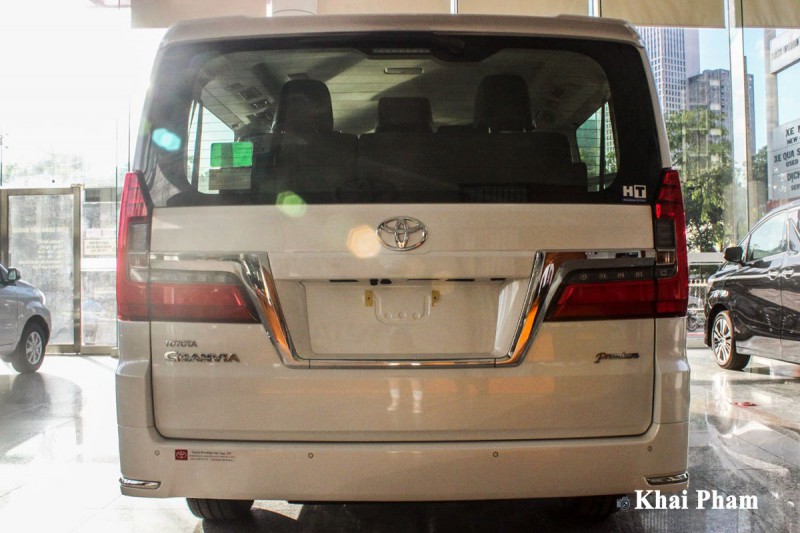 Ảnh chính diện đuôi xe Toyota Granvia 2020.