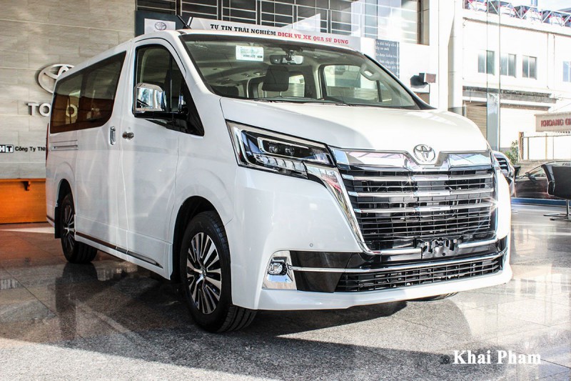 Ảnh đầu xe bên trái Toyota Granvia 2020 