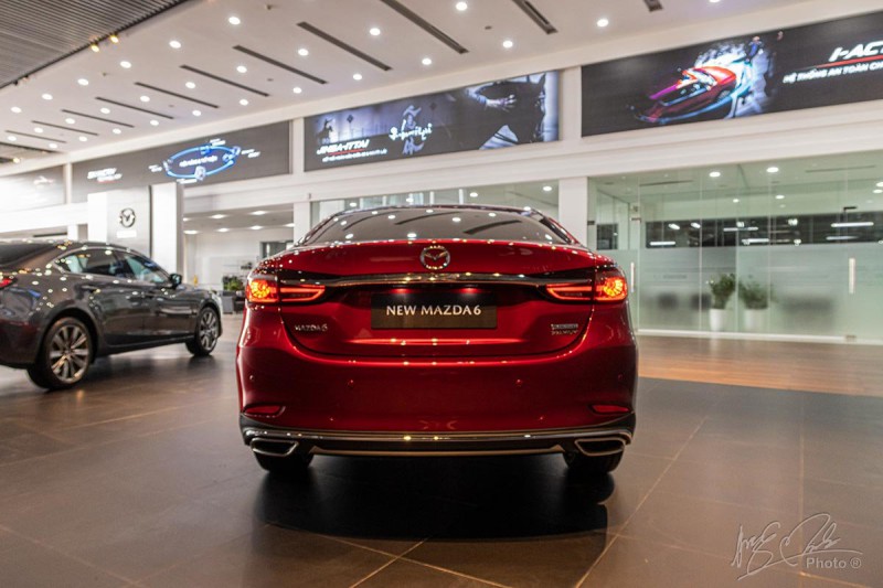 Đánh giá xe Mazda 6 2020: Phần đuôi xe.