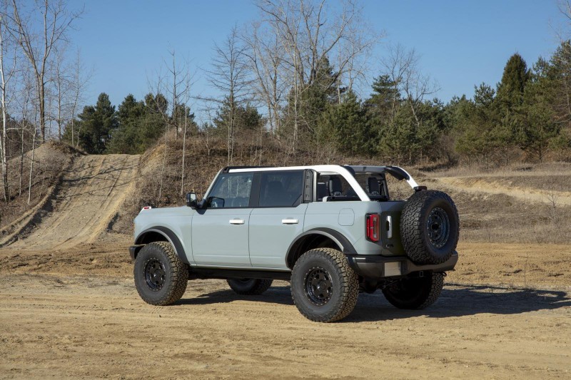 Ford Bronco 2021 sở hữu khoảng sáng gầm cực cao cùng tính năng off-road hấp dẫn.