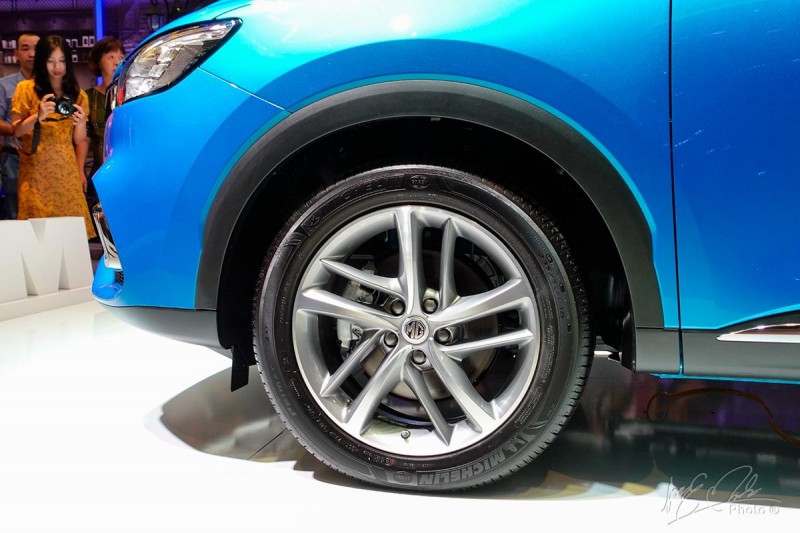 la-zăng 18 inch tiêu chuẩn cùng bộ lốp hạng hiệu Michelin