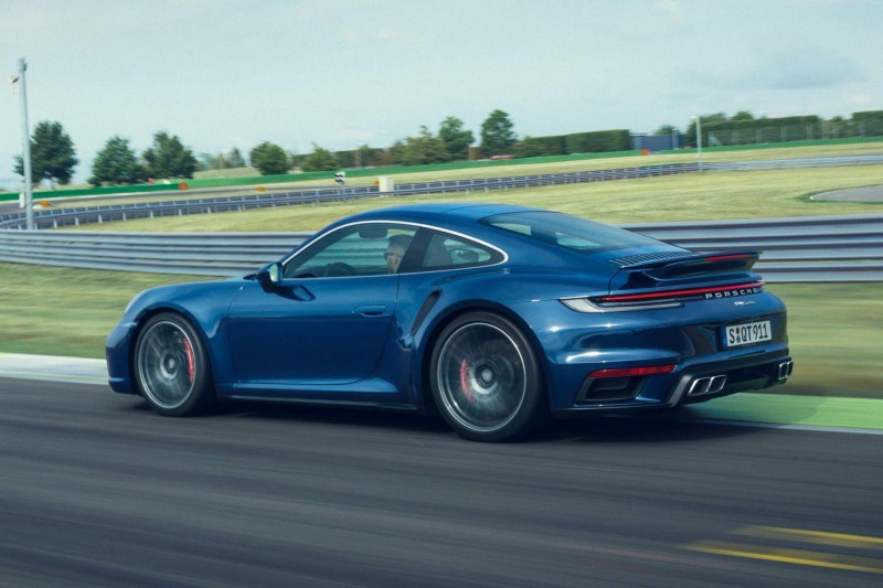 Porsche 911 Turbo 2021 gây sự cuốn hút với sức mạnh sẵn có.