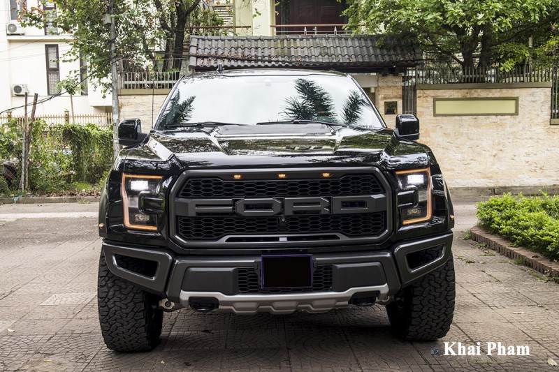 Ảnh chính diện đầu xe Ford F-150 Raptor 2020