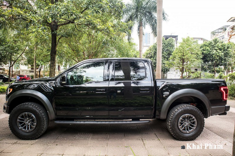 Ảnh chính diện thân xe Ford F-150 Raptor 2020