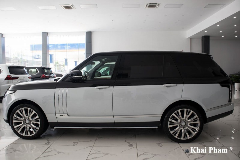 Ảnh chính diện thân xe Range Rover SVAutobiography 2020 