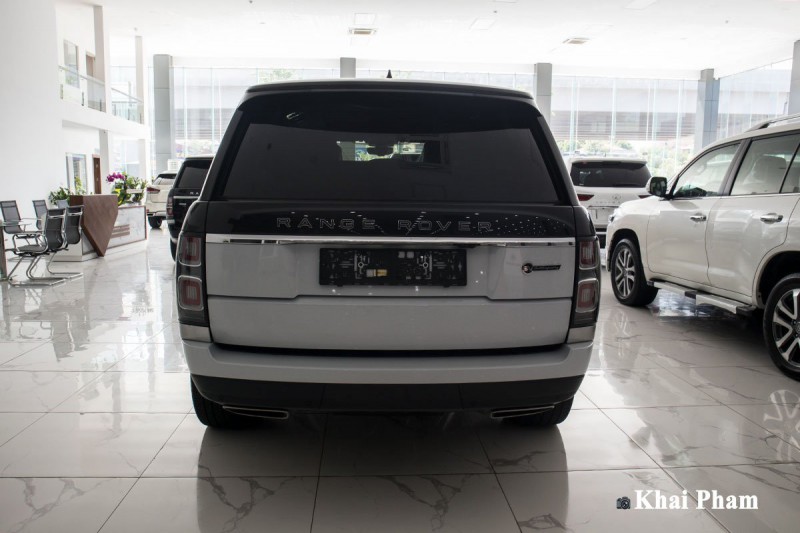 Ảnh chính diện đuôi xe Range Rover SVAutobiography 2020 