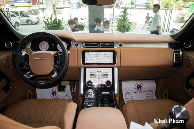 Ảnh chính diện khoang lái xe Range Rover SVAutobiography 2020 