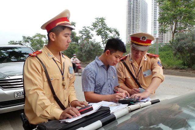 Tài xế cần phân biệt lỗi "không mang" và "không có" giấy tờ để tránh bị phạt nặng.