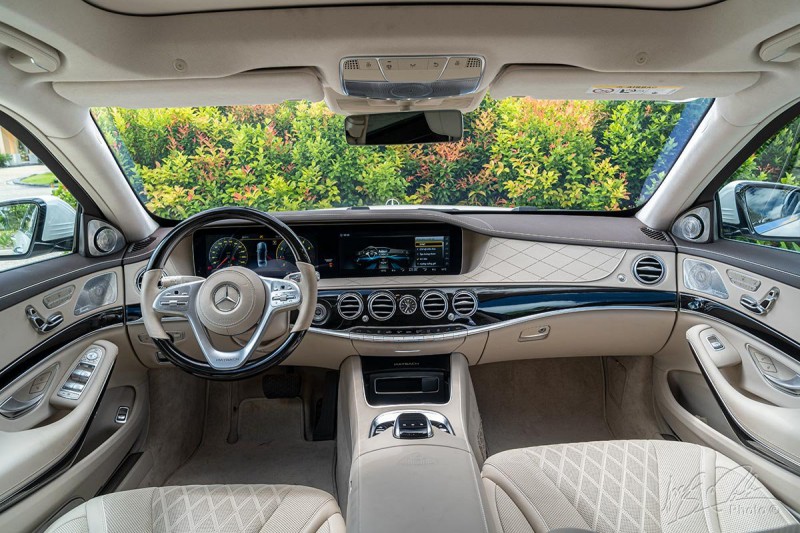 Khoang lái của Mercedes-Maybach S450 2020.