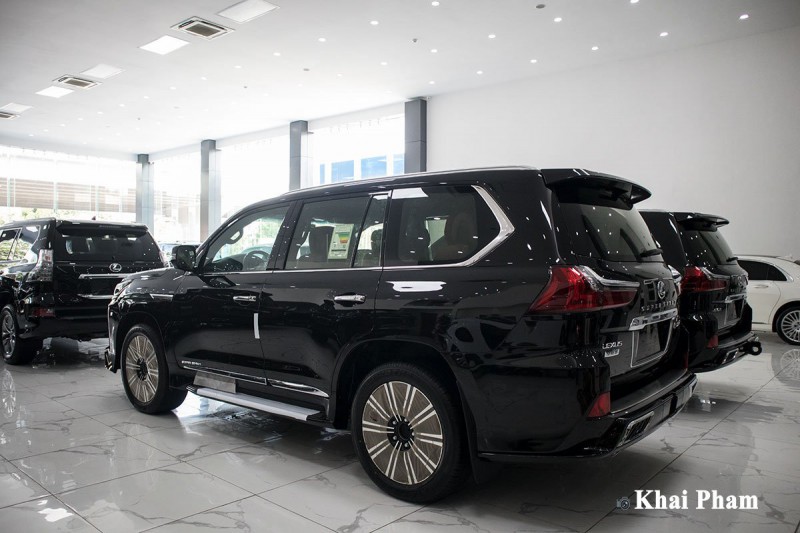 Ảnh sau đuôi xe Lexus LX570 2020 bầu trời sao như Rolls-Royce a2