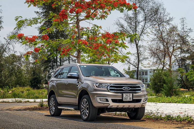 Ford Everest giảm giá kỷ lục tại đại lý, cao nhất 200 triệu đồng.