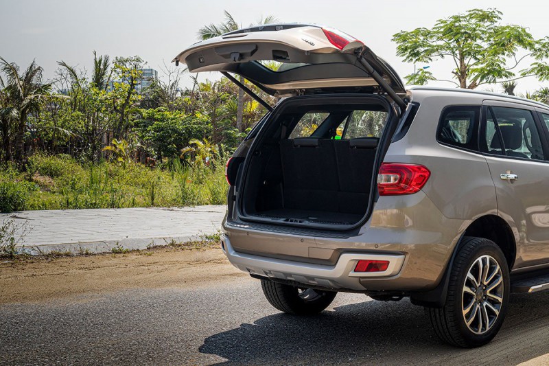 Ford Everest giảm giá kỷ lục tại đại lý, cao nhất 200 triệu đồng - Ảnh 1.