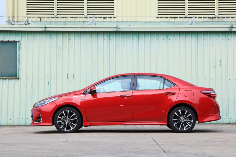 Toyota Corolla Altis 2020: thân xe.