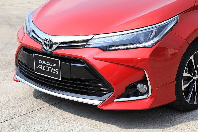 Diện mạo của Toyota Corolla Altis 2020 tăng thêm vẻ mạnh mẽ nhờ gói thiết kế X Package.