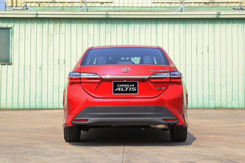 Toyota Corolla Altis 2020: Đuôi xe.