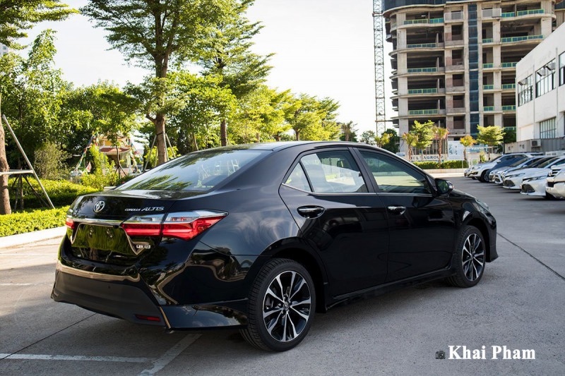 Ảnh chính diện đuôi xe Toyota Corolla Altis 2020