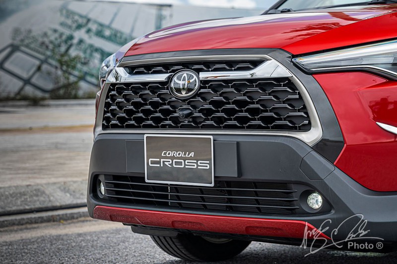 Đánh giá xe Toyota Corolla Cross 1.8V 2020: Lưới tản nhiệt.