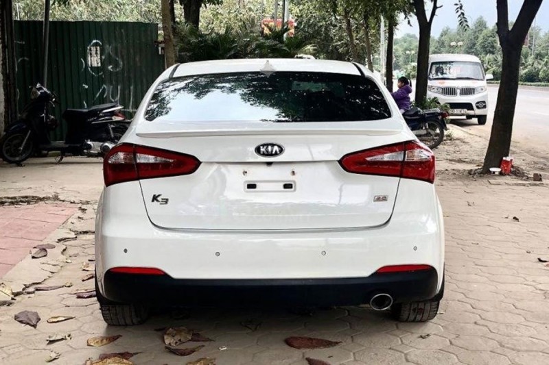 Thiết kế đuôi xe Kia K3 2014 1