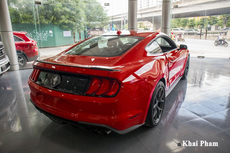 Ảnh đuôi sau xe Ford Mustang High Performance 2020 