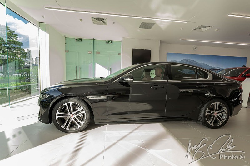 Jaguar XE 2020 cũng cung cấp khả năng bám đường tốt, xử lý lái nhạy bén và chính xác.