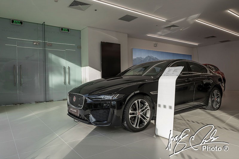 Tại thị trường Việt Nam, Jaguar XE 2020 được bán dưới 2 phiên bản gồm Jaguar XE R-Dynamic SE và Jaguar XE R-Dynamic HSE.