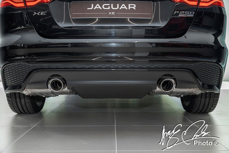 Bộ ống xả kép trên Jaguar XE 2020 đã được bố trí đối xứng.