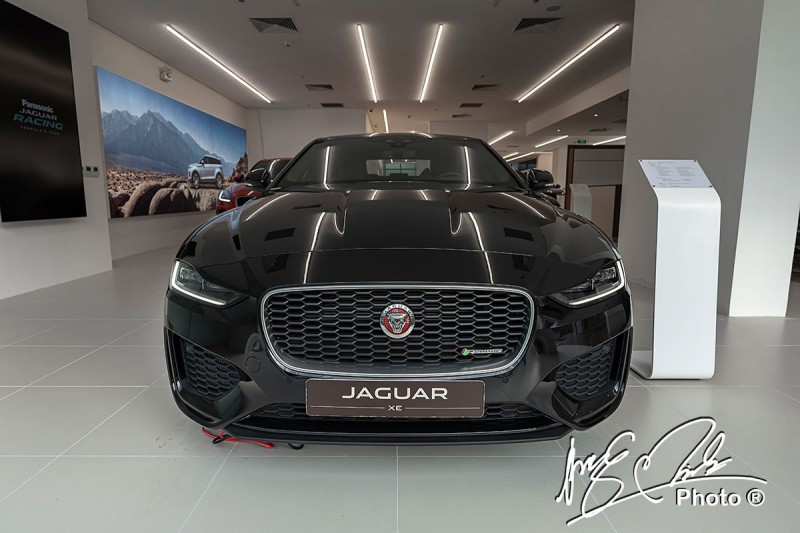 Jaguar XE 2020 mới trông rộng và thấp hơn so với phiên bản tiền nhiệm.