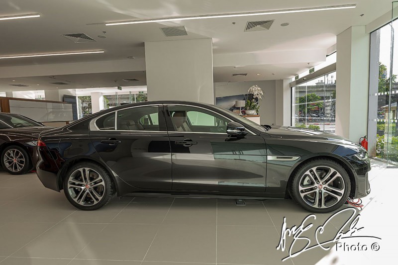 Phần thân xe của Jaguar XE 2020 không có sự khác biệt lớn về thiết kế.