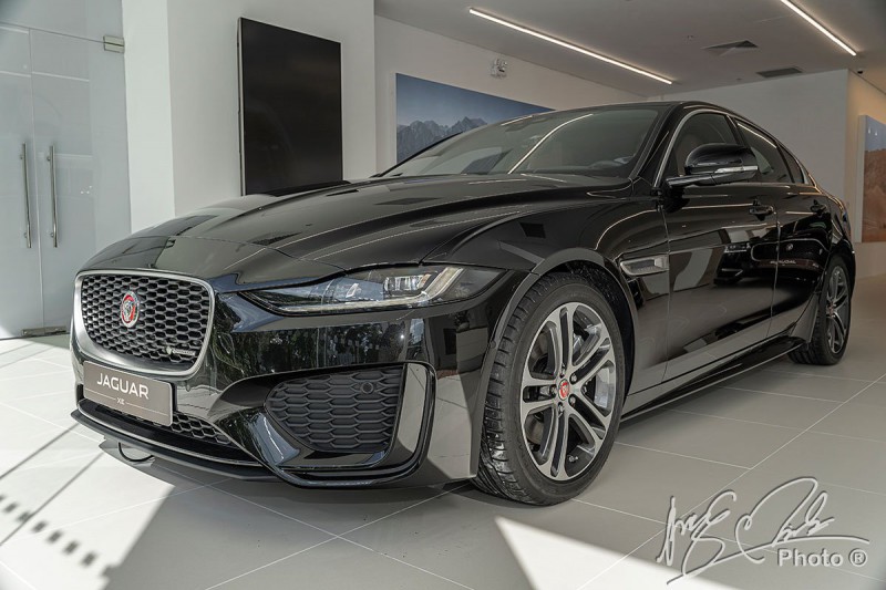 Jaguar XE 2020 sử dụng nhiều các đường nét thiết kế hiện đại được lấy cảm hứng từ mẫu xe coupe 2 cửa F-Type.