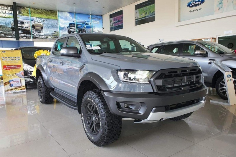 Tháng Ngâu, "vua bán tải" Ford Ranger cũng giảm tới 100 triệu đồng tại đại lý.