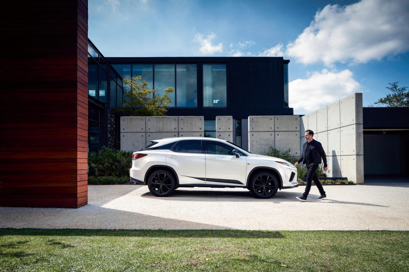 Lexus RX Black Line 2021 trang trí hấp dẫn.