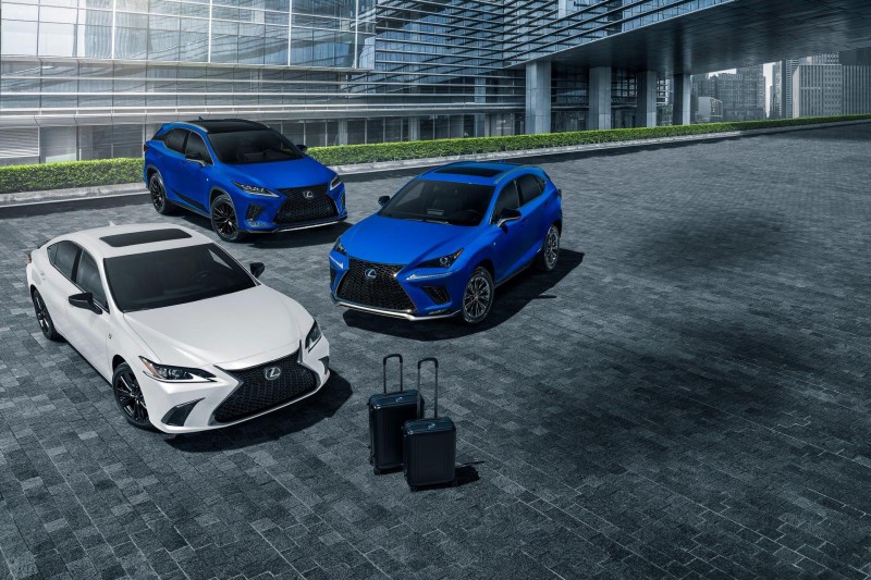 Lexus RX Black Line 2021 đi kèm quà tặng đặc biệt.