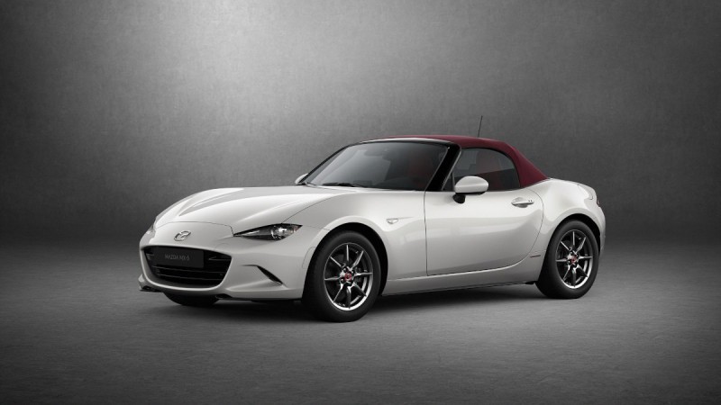 Mazda MX-5 100th Special Edition hấp dẫn không kém.