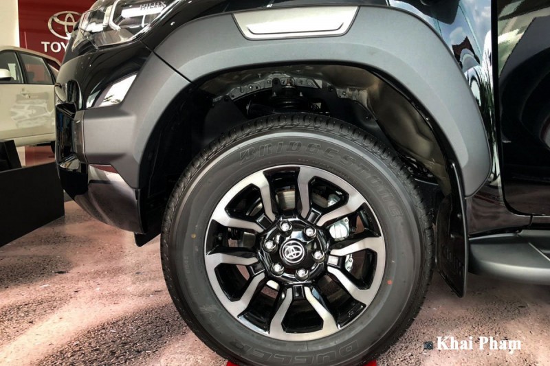 Toyota Hilux Adventure 2020 tại Việt Nam có gì để đấu Ford Ranger Wildtrak? a8