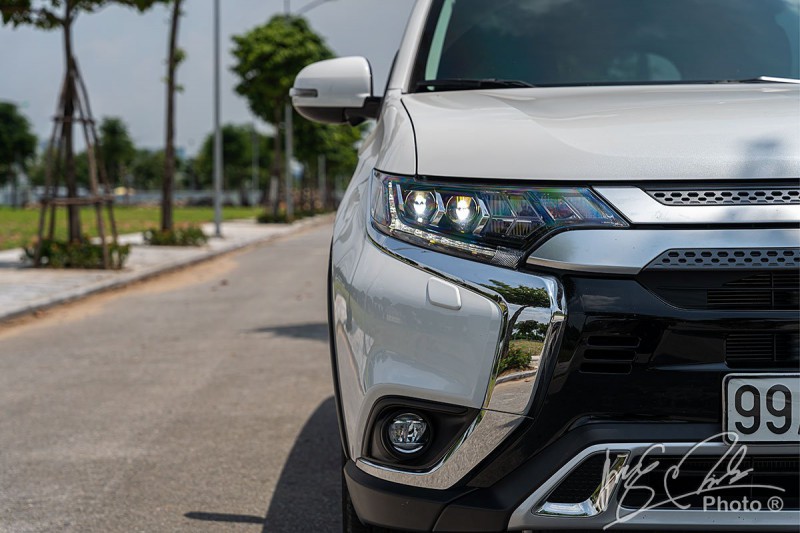 Thiết kế đèn pha mới trên Mitsubishi Outlander 2.4 CVT Premium 2020.